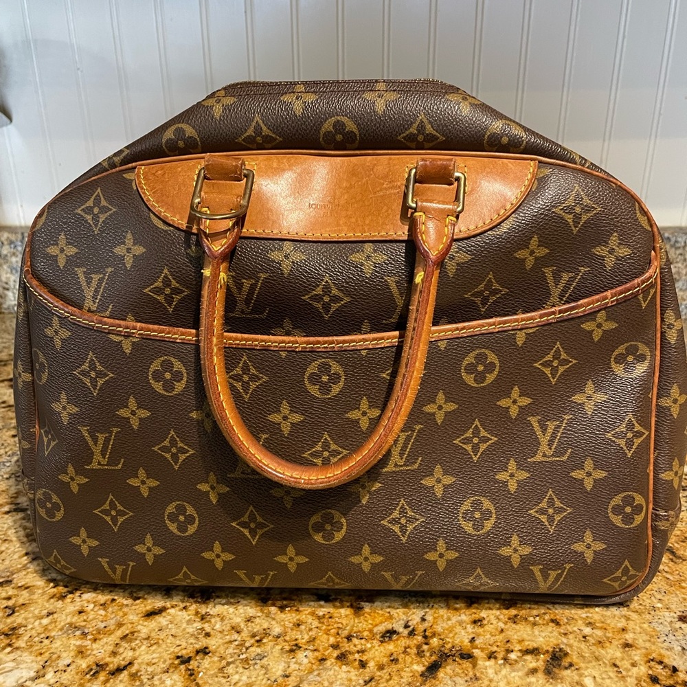 Louis Vuitton Deauville Monogram Travel Bag
Good vintage condition